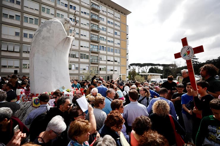 צילום: REUTERS/Vincenzo Livieri תומכי האפיפיור אפיפיור פרנסיסקוס מחכים לו עם שחרורו מ בית החולים ג'מלי ב רומא איטליה