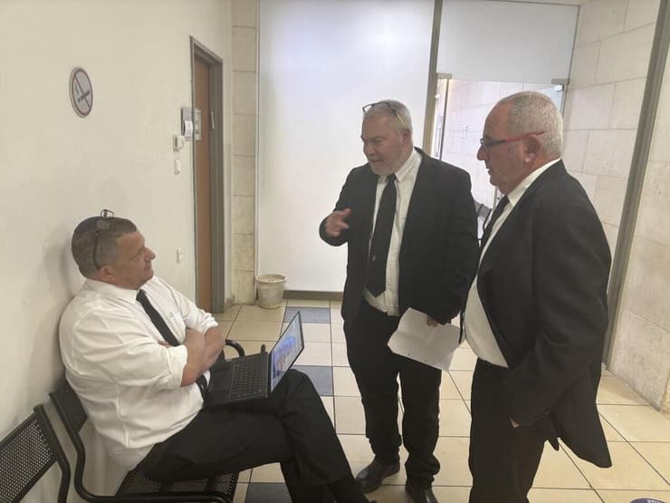 עו״ד יוני נוסבאום וגונן בן יצחק, סניגוריו של פעיל המחאה, ועו״ד מאיר ארנפלד שמייצג הבכיר במשרד ראש הממשלה בבית משפט השלום בראשון לציון