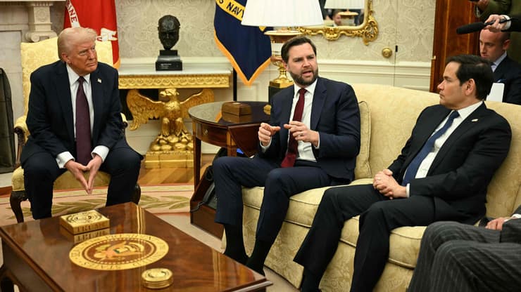 ואנס ורוביו לצד טראמפ. אחד מהם יירש אותו? (צילום: Jim WATSON / AFP) דונלד טראמפ עם סגן הנשיא ג'יי.די ואנס ומזכיר המדינה מרקו רוביו