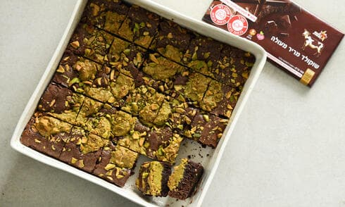 בראוניז שוקולד פרה עם תלוליות ממרח פיסטוק קראנץ'