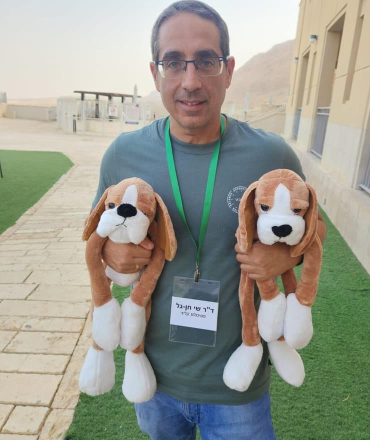 "ילד ביפן וילד בשדרות מחבקים את 'חיבוקי' באותה צורה בדיוק" (צילום: באדיבות המצולם) ד"ר גל חן עם חיבוקי