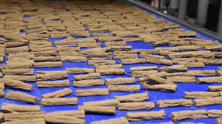 מקופלת על פס הייצור. מזון של נחמה (שרון צור) מקופלת על פס הייצור במפעל ההמתקים של שטראוס בנוף הגליל