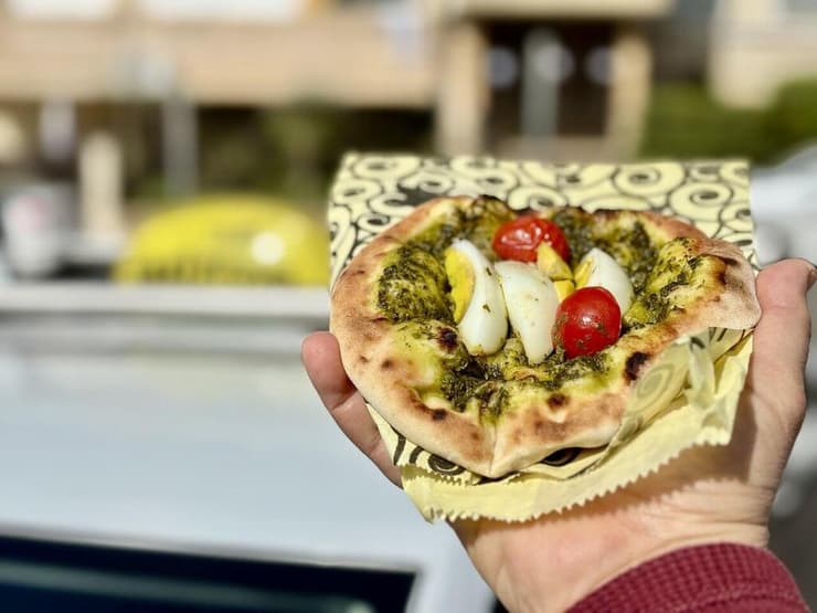 פיתה עם תוספות במאפיית התאומים, נוף הגליל