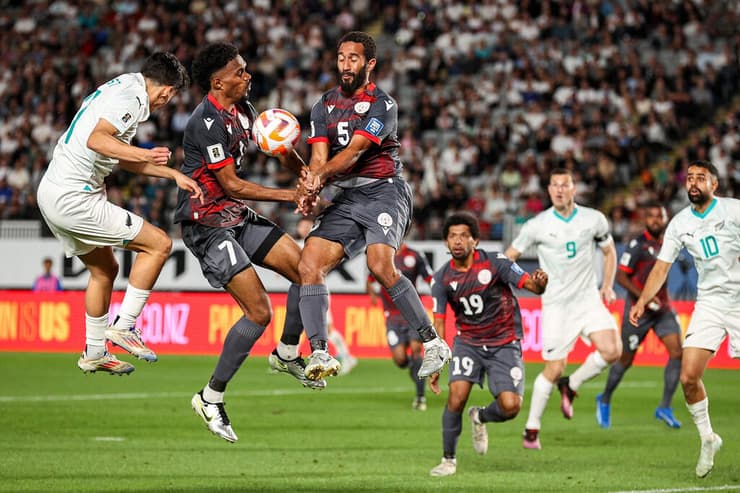 לא הצליח לעזור לחבריו מניו קלדוניה לחולל סנסציה. ג'קוב ג'נו (מספר 7 באפור) (DAVID ROWLAND / AFP) שחקן ניו קלדוניה ג'קוב ג'נו