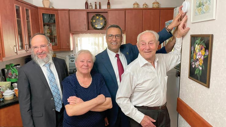 התקנת אביזרי בטיחות בביתם של ניצולי שואה