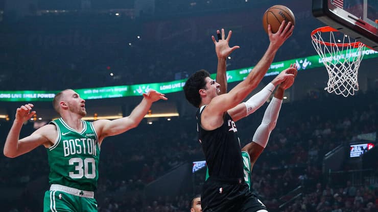 הופעה נהדרת שלו לא הספיקה מול האלופה. דני אבדיה (Rio Giancarlo / AFP) שחקן פורטלנד טרייל בלייזרס דני אבדיה מול שחקן בוסטון סלטיקס סאם האוזר