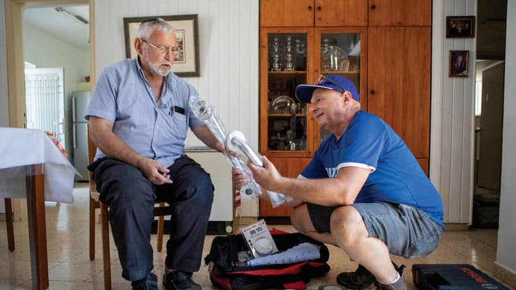 התקנת אביזרי בטיחות בביתם של אזרחים ותיקים