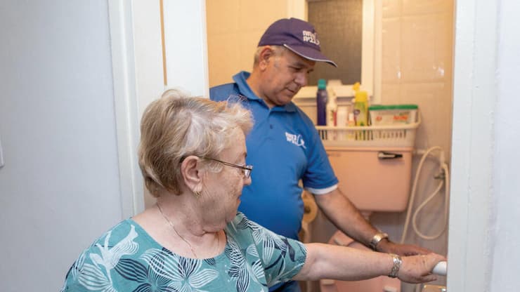 התקנת אביזרי בטיחות בביתם של אזרחים ותיקים