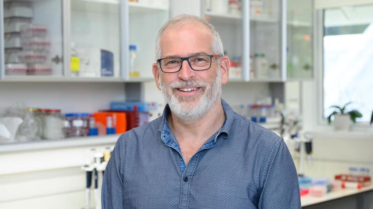 פרופ' אלון: "ייתכן שבעתיד נוכל לפתח כלים שיאפשרו לחזות מראש את רמת הסיכון לסיבוכים" (צילום: אוהד הרכס, מכון ויצמן למדע) פרופ' אורי אלון