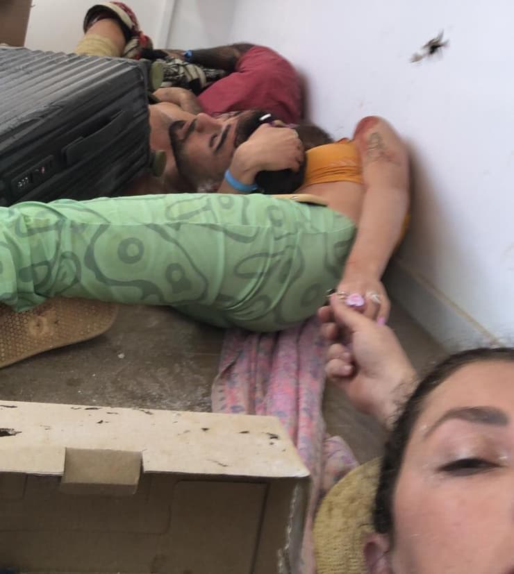 ריטה ובן זוגה גיא מסתתרים בקרוואן בשטח המסיבה ב-7 באוקטובר ריטה ובן זוגה גיא מסתתרים ב-7 באוקטובר בקרוואן בשטח המסיבה