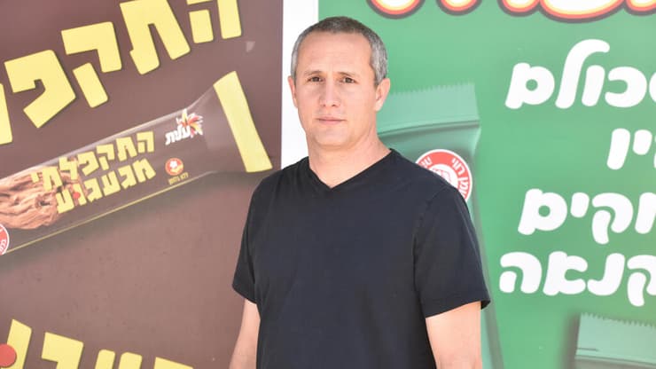 עומרי פינסקי, מנהל מפעל הממתקים בנוף הגליל (שרון צור) עומרי פינסקי, מנהל מפעל הממתקים בנוף הגליל