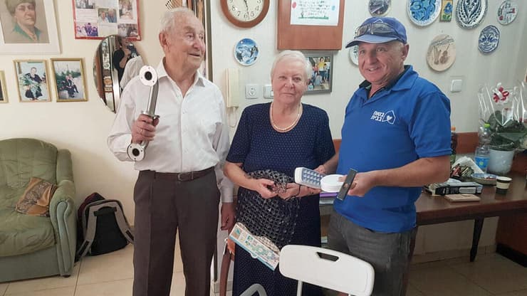 התקנת אביזרי בטיחות בביתם של ניצולי שואה