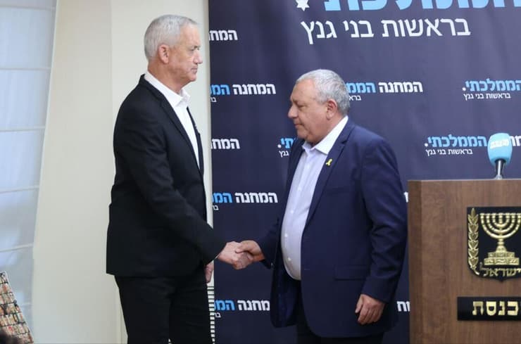 יו"ר המחנה הממלכתי בני גנץ וחבר הסיעה גדי איזנקוט בישיבת סיעה