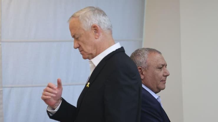 יו"ר המחנה הממלכתי בני גנץ וחבר הסיעה גדי איזנקוט בישיבת סיעה