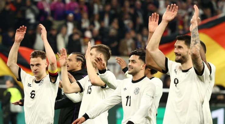 שחקני נבחרת גרמניה חוגגים בסיום (רויטרס) שחקני נבחרת גרמניה חוגגים בסיום