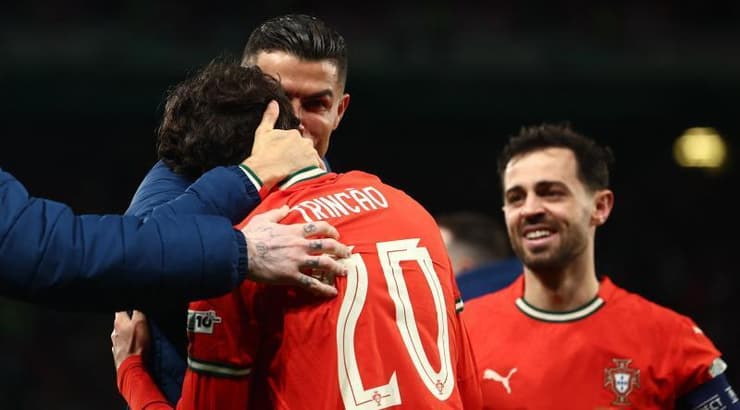 רונאלדו מברך את טרינקאו (רויטרס) רונאלדו מברך את טרינקאו