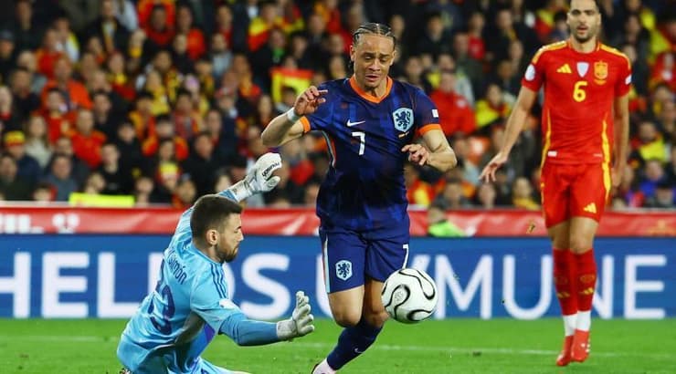 צ'אבי סימונס מוכשל על ידי אונאי סימון