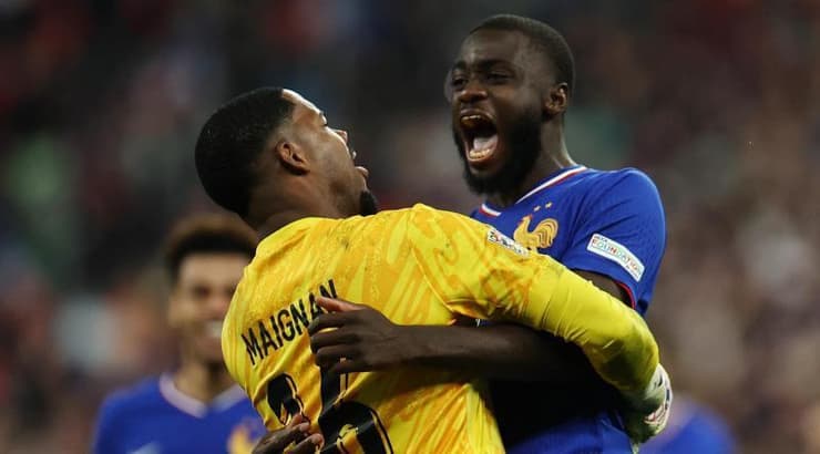 אופמקאנו ומנייאן מתחבקים