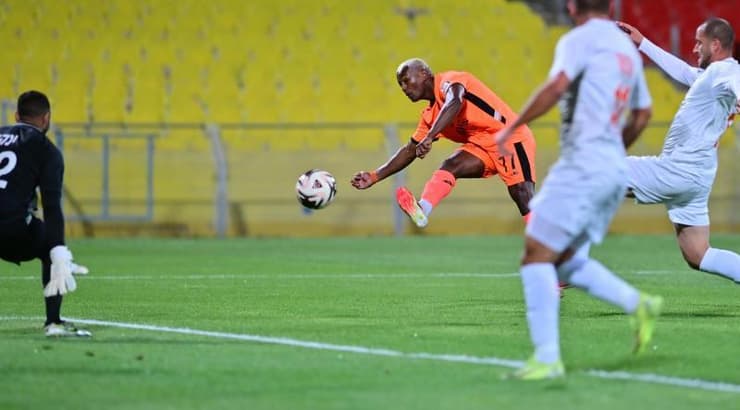 קליי בועט לשער (חגי מיכאלי) קליי בועט לשער