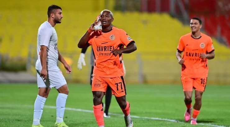 קליי חוגג את שער היתרון (חגי מיכאלי) קליי חוגג את שער היתרון