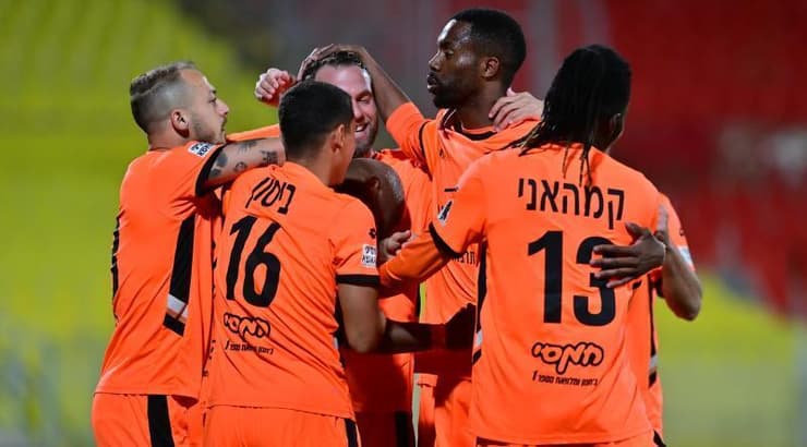 שחקני כפר שלם חוגגים את השער (חגי מיכאלי) שחקני כפר שלם חוגגים את השער