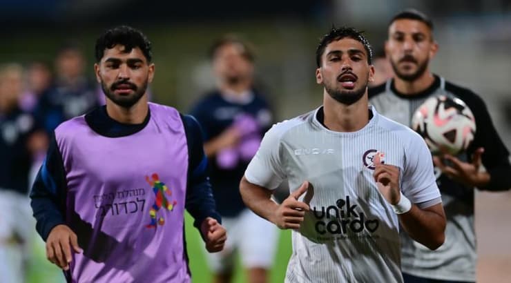 השחקנים יורדים למרחבים המוגנים (חגי מיכאלי) השחקנים יורדים למרחבים המוגנים