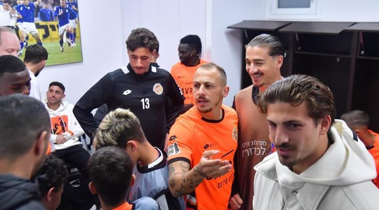 שחקני כפר שלם במרחב המוגן (חגי מיכאלי) שחקני כפר שלם במרחב המוגן