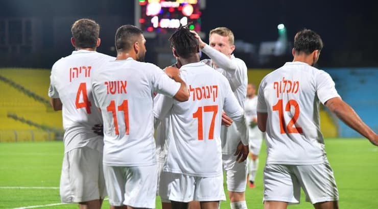 שחקני הפועל ראשון לציון חוגגים את השער (חגי מיכאלי) שחקני הפועל ראשון לציון חוגגים את השער