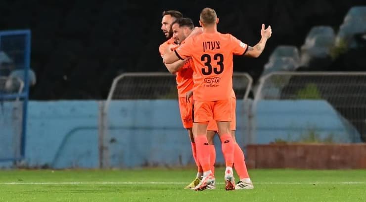 שחר הירש חוגג עם החברים (חגי מיכאלי) שחר הירש חוגג עם החברים