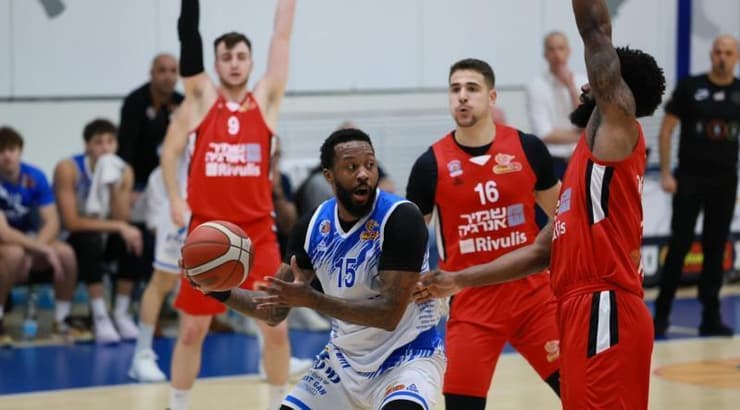 אייזיה מיילס בין 2 שחקנים (אילי ארז באדיבות מכבי קבוצת כנען רמת גן) אייזיה מיילס בין 2 שחקנים