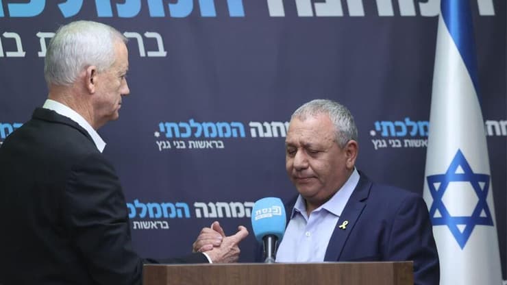 יו"ר המחנה הממלכתי בני גנץ וחבר הסיעה גדי איזנקוט בישיבת סיעה