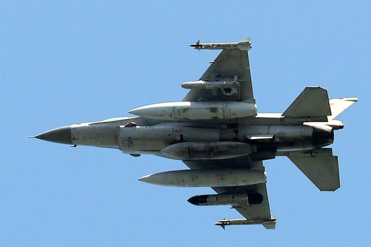 מטוס f-16 של חיל האוויר מעל יקנעם עילית