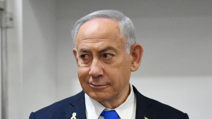 רה"מ בנימין נתניהו נכנס לאולם הדיונים על מנת לתת את עדותו בתיקי אלפים