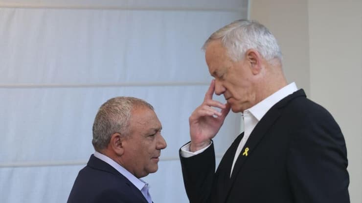 יו"ר המחנה הממלכתי בני גנץ וחבר הסיעה גדי איזנקוט בישיבת סיעה