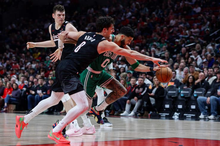 אבדיה מנסה לעצור את ג'ייסון טייטום (Rio Giancarlo / AFP) שחקן פורטלנד טרייל בלייזרס דני אבדיה מול שחקן בוסטון סלטיקס ג'ייסון טייטום