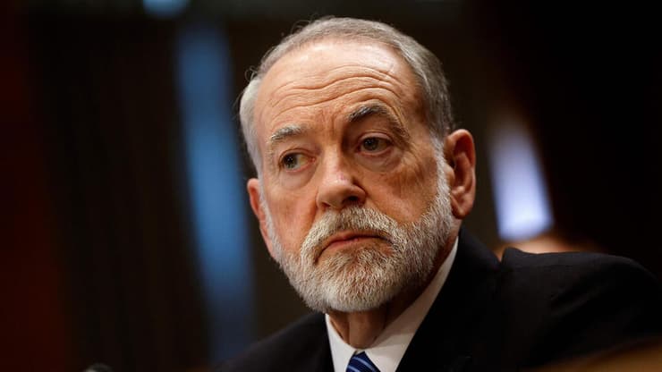 "מינוי חשוב מתמיד". מייק האקבי, בשימוע היום (צילום: Kevin Dietsch / GETTY IMAGES NORTH AMERICA / AFP) מייק האקבי, השגריר המיועד לישראל