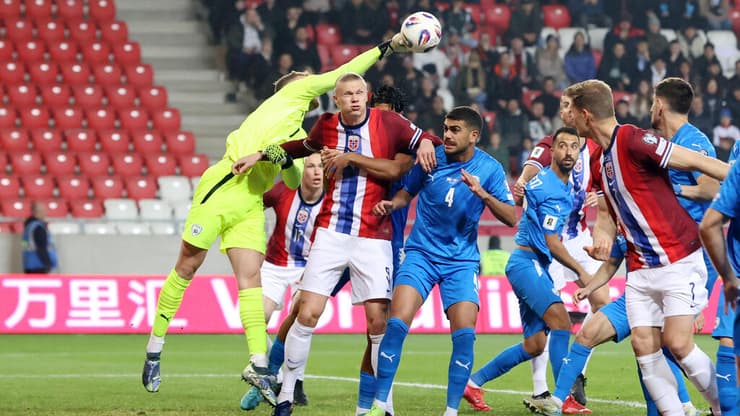 ישראל מול נורבגיה (צילום: REUTERS/Bernadett Szabo) שחקן נבחרת ישראל רז שלמה מול שחקן נבחרת נורבגיה ארלינג הולאנד