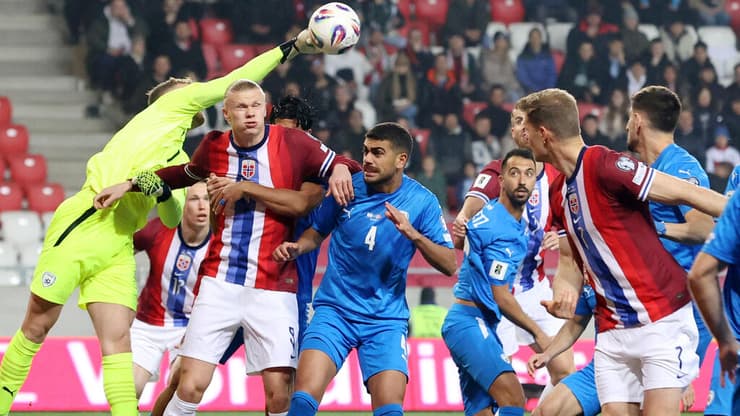 המשחק בין ישראל לנורבגיה במרץ (צילום: REUTERS/Bernadett Szabo) שחקן נבחרת ישראל רז שלמה מול שחקן נבחרת נורבגיה ארלינג הולאנד