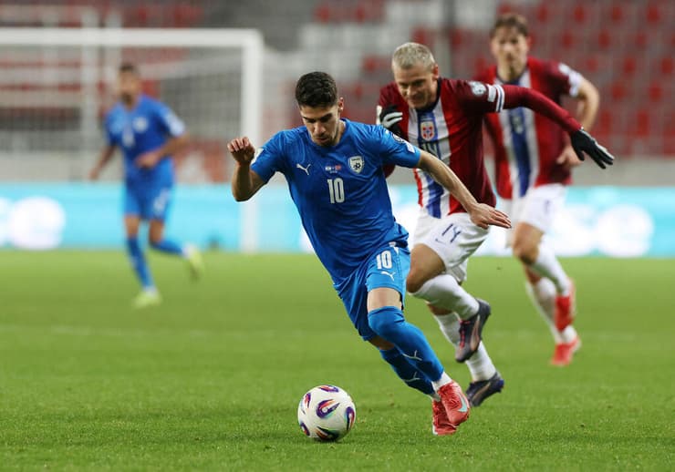 לא ביצע את ההכנה לעונה בשל פגיעה בשריר התאומים. סולומון (Attila KISBENEDEK / AFP) שחקן נבחרת ישראל מנור סולומון