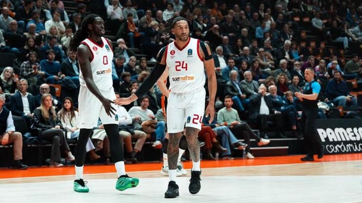 שחקן הפועל ת"א ג'ונתן מוטלי עם איש וויינרייט