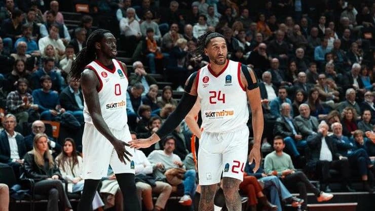 שחקן הפועל ת"א ג'ונתן מוטלי עם איש וויינרייט