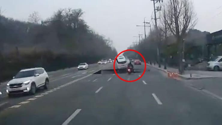 מתוך התיעוד הדרמטי. מבצע החילוץ נמשך 18 שעות אופנוען נופל לתוך בולען שנפער ב סיאול דרום קוריאה ונהרג