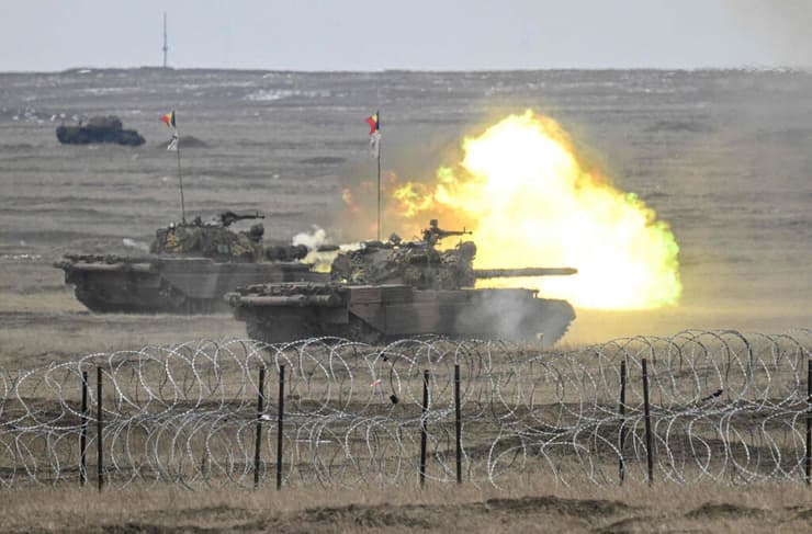 טנק רומני יורה פגז במהלך אימון תרגיל של נאט"ו ב-19 בפברואר  ב רומניה