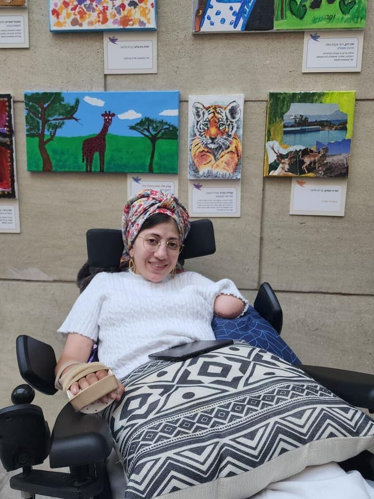 עמליה מנדל על רקע יצירותיה. "מחזק אורתי לדעת שלמרות הכול יש לי משמעות" (צילום: דוברות אקים) עמליה מנדל על רקע יצירותיה