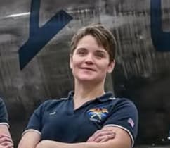 אן מקליין בחליפת לפני צאתה למשימה בחלל החודש