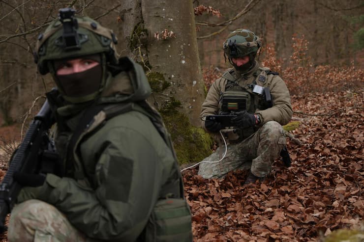 חיילים של צבא ליטא ב תרגיל של נאט"ו ב גרמניה ב 12 במרץ 2025