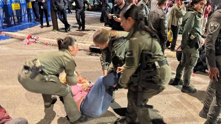 פינוי בכוח מכיכר המנורה