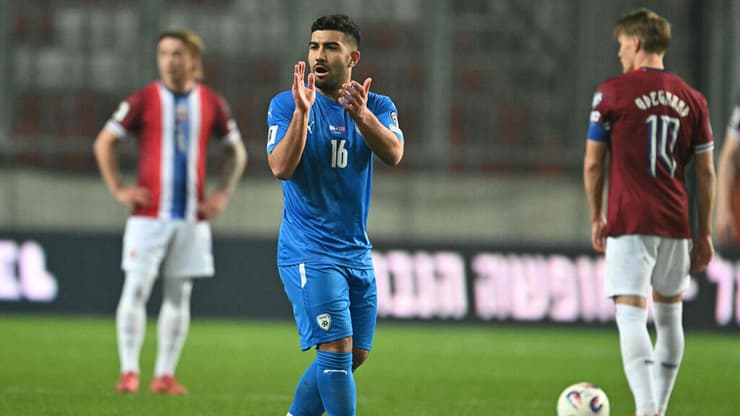 אבו פאני במשחק הקודם מול נורבגיה (Attila KISBENEDEK / AFP) שחקן נבחרת ישראל מוחמד אבו פאני