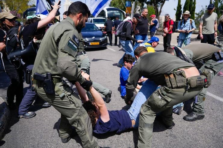 מפגינים חוסמים את הכנסת