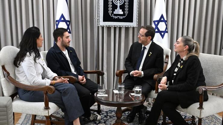 נשיא המדינה ורעייתו עם עומר שם טוב ואמו (צילום: חיים צח/ לע"מ) פגישתם של נשיא המדינה יצחק הרצוג עם שורד השבי עומר שם טוב